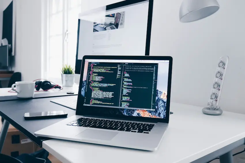 Consultor digital planificando la digitalización de un pequeño negocio en España