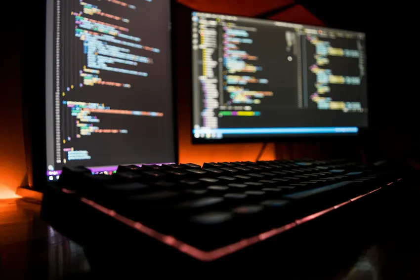 Consultor digital optimizando la velocidad de carga de una página web