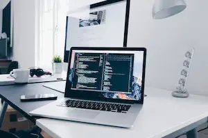 Consultor digital digitalizando un negocio pequeño en España en 2025